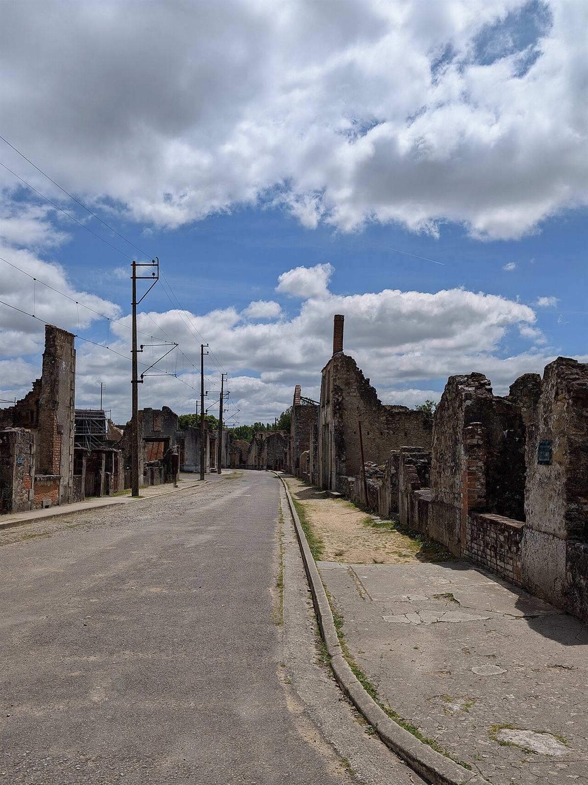 Ruinene langs hovedgata i Oradour-sur-Glane