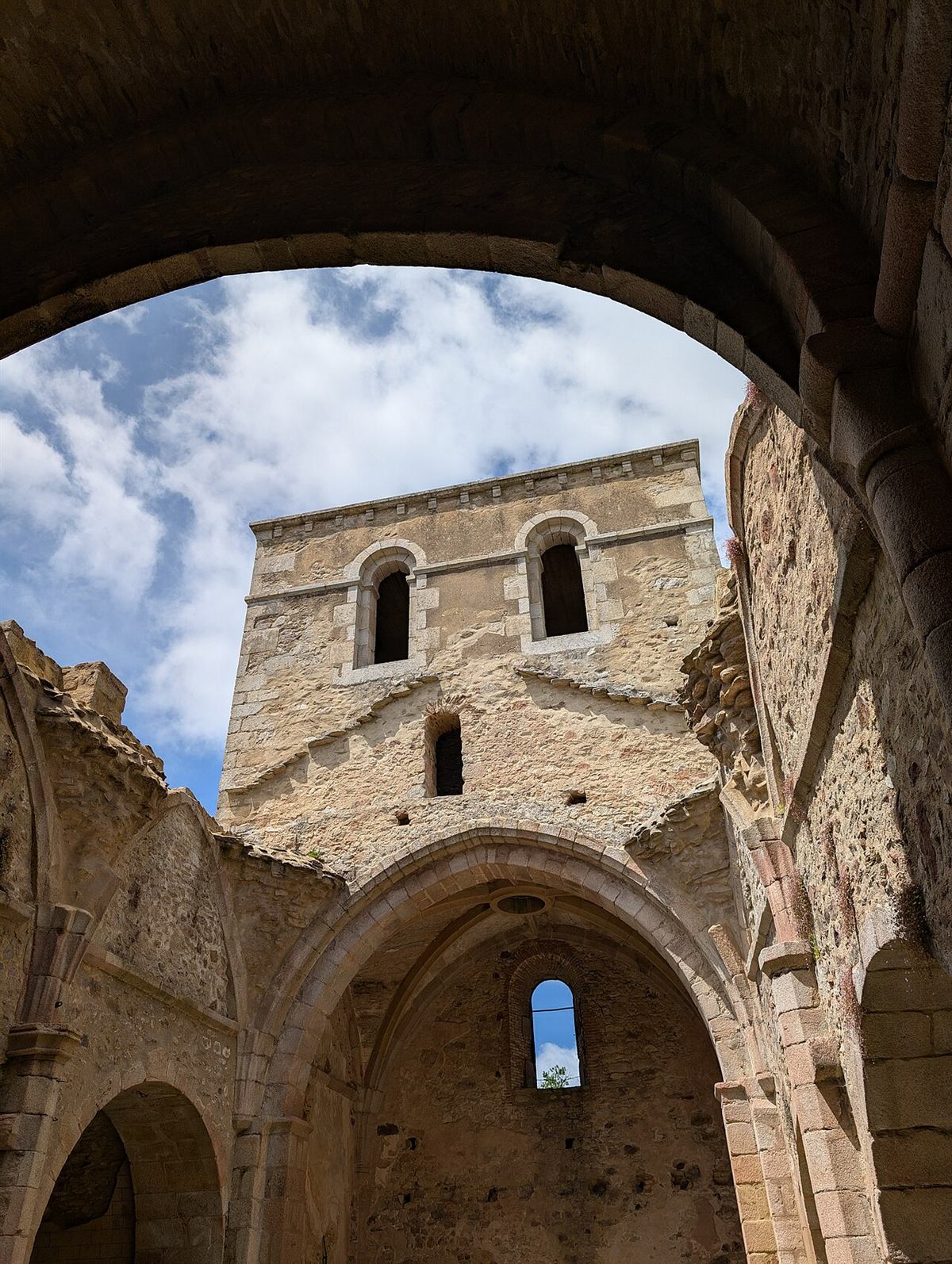 Innsiden av den utbrente kirken i Oradour-sur-Glane, uten tak