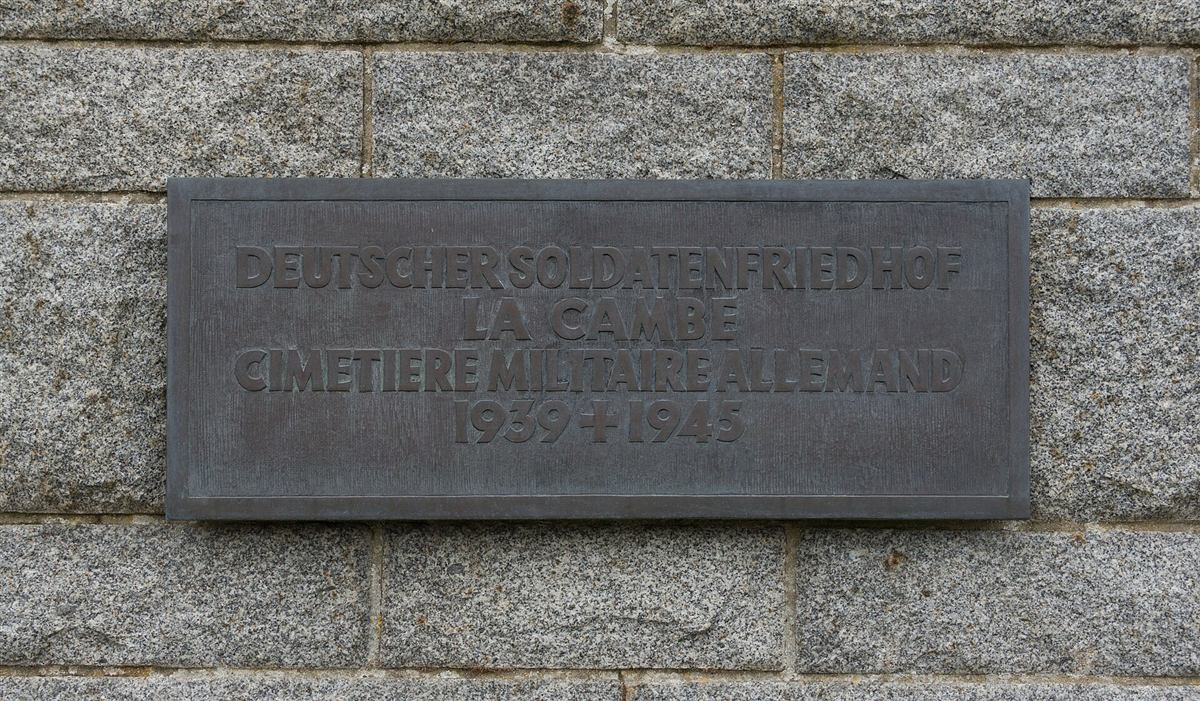 Bronseplakett med teksten Deutscher Soldatenfriedhof La Cambe, Cimetière militaire allemand, 1939–1945