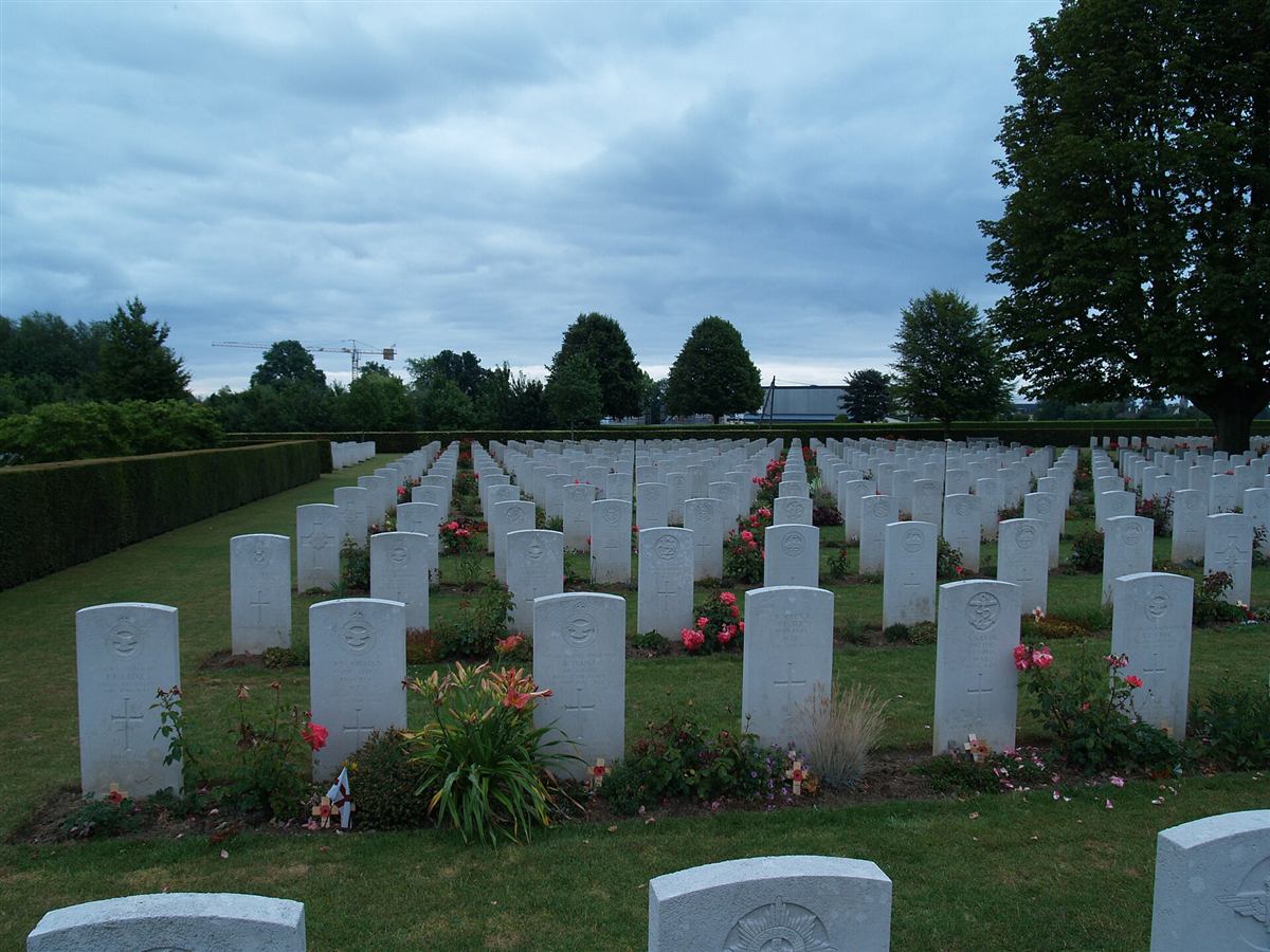 Rader med hvite gravsteiner på den britiske krigskirkegården i Bayeux