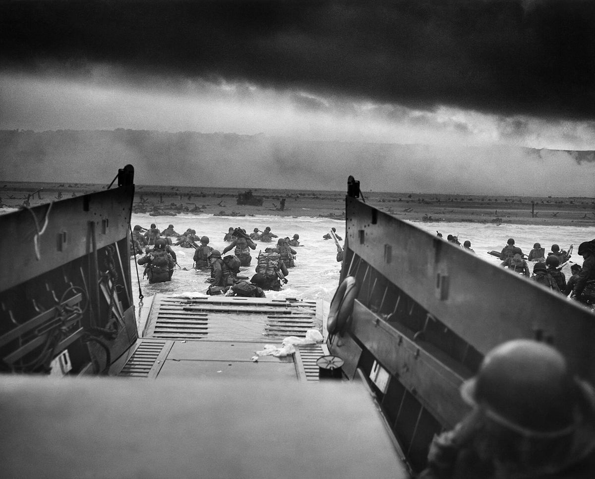 Amerikanske soldater vader i land fra et landgangsfartøy mot Omaha Beach 6. juni 1944