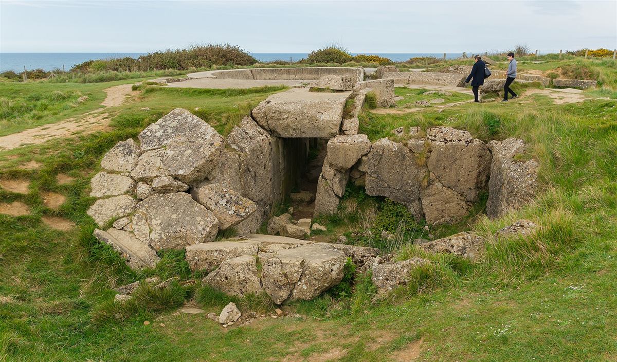 Besøkende ved en tysk bunker på Pointe du Hoc
