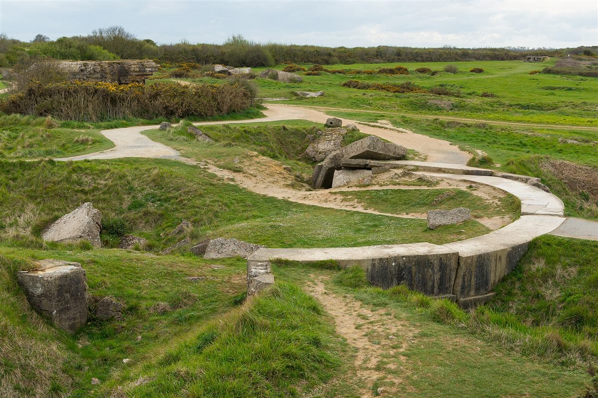 Kraterlandskapet ved Pointe du Hoc i dag, med sønderslåtte betongbunkere