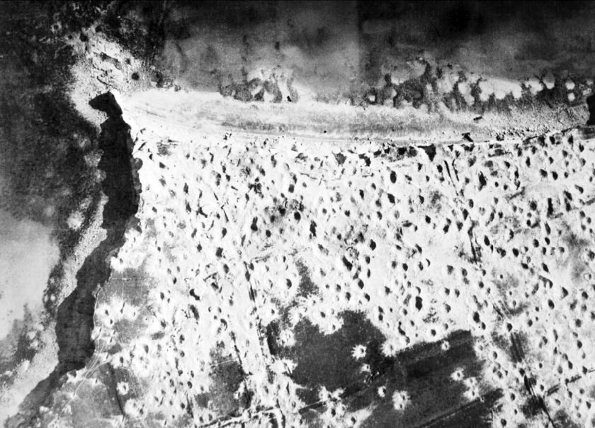 Luftfoto av det kraterdekte neset Pointe du Hoc
