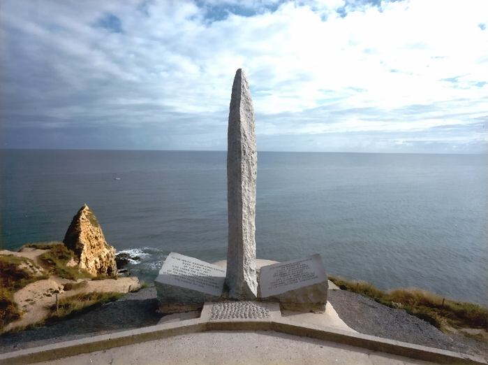 Ranger-monumentet på toppen av en tysk bunker ved Pointe du Hoc