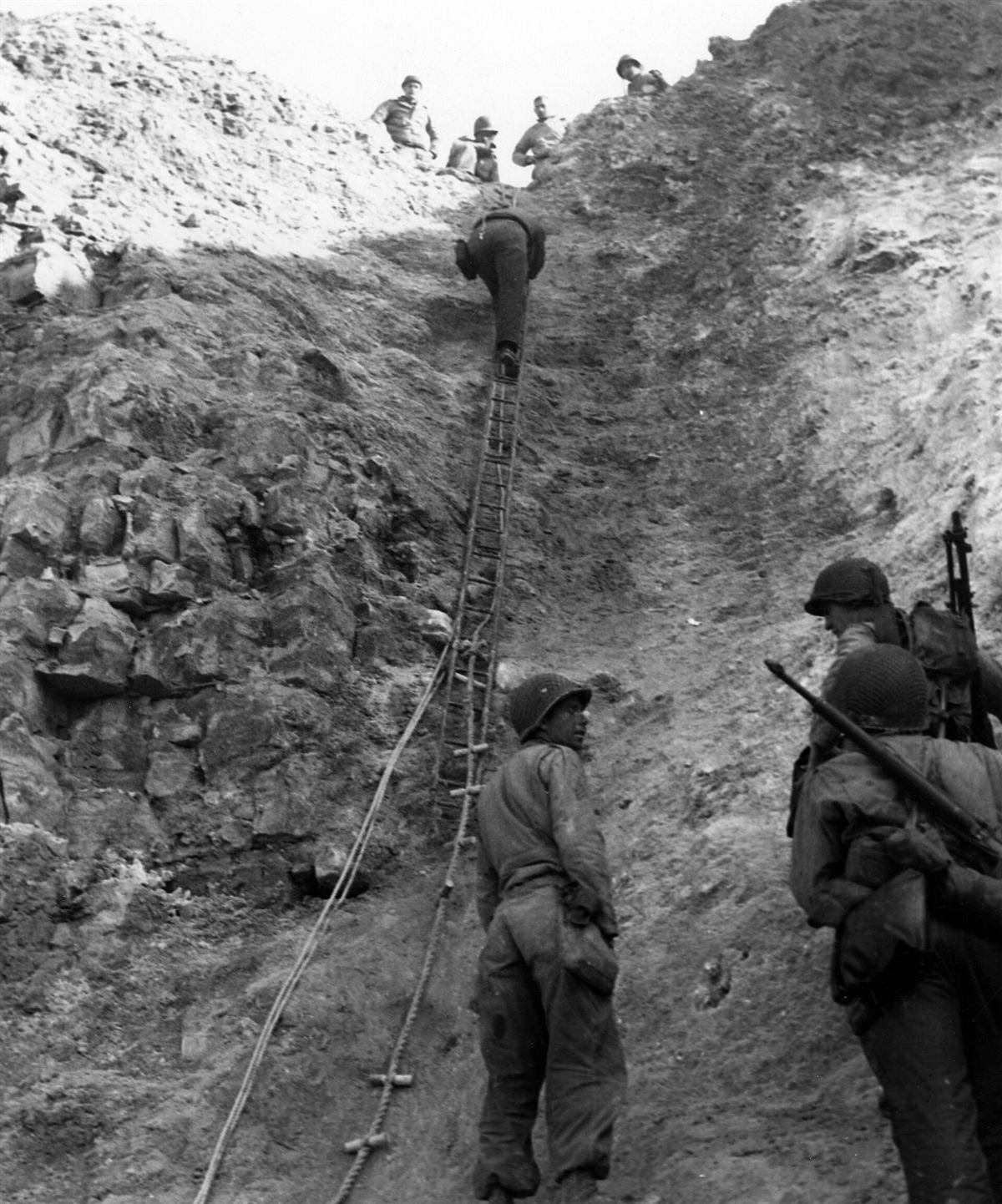 Amerikanske Rangers med taustige på klippeveggen ved Pointe du Hoc, 1944