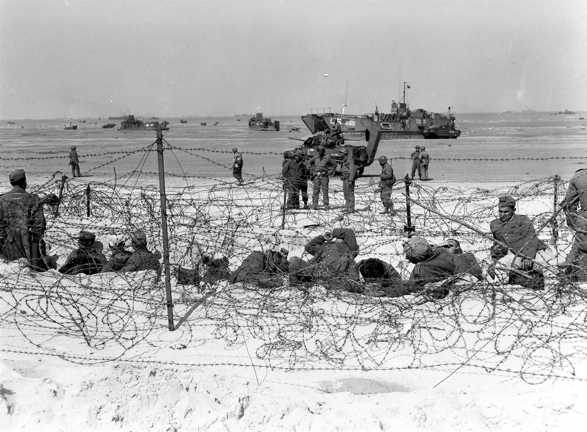 Tyske krigsfanger bak piggtråd på Utah Beach i juni 1944