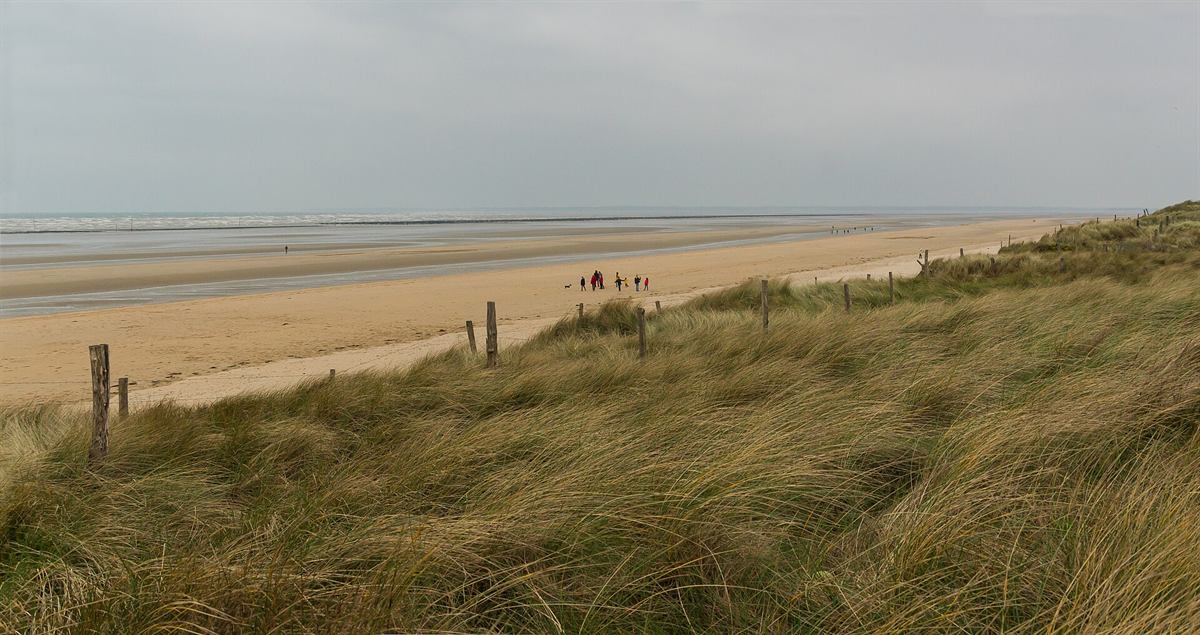 Utah Beach slik den ser ut i dag, en lang flat sandstrand